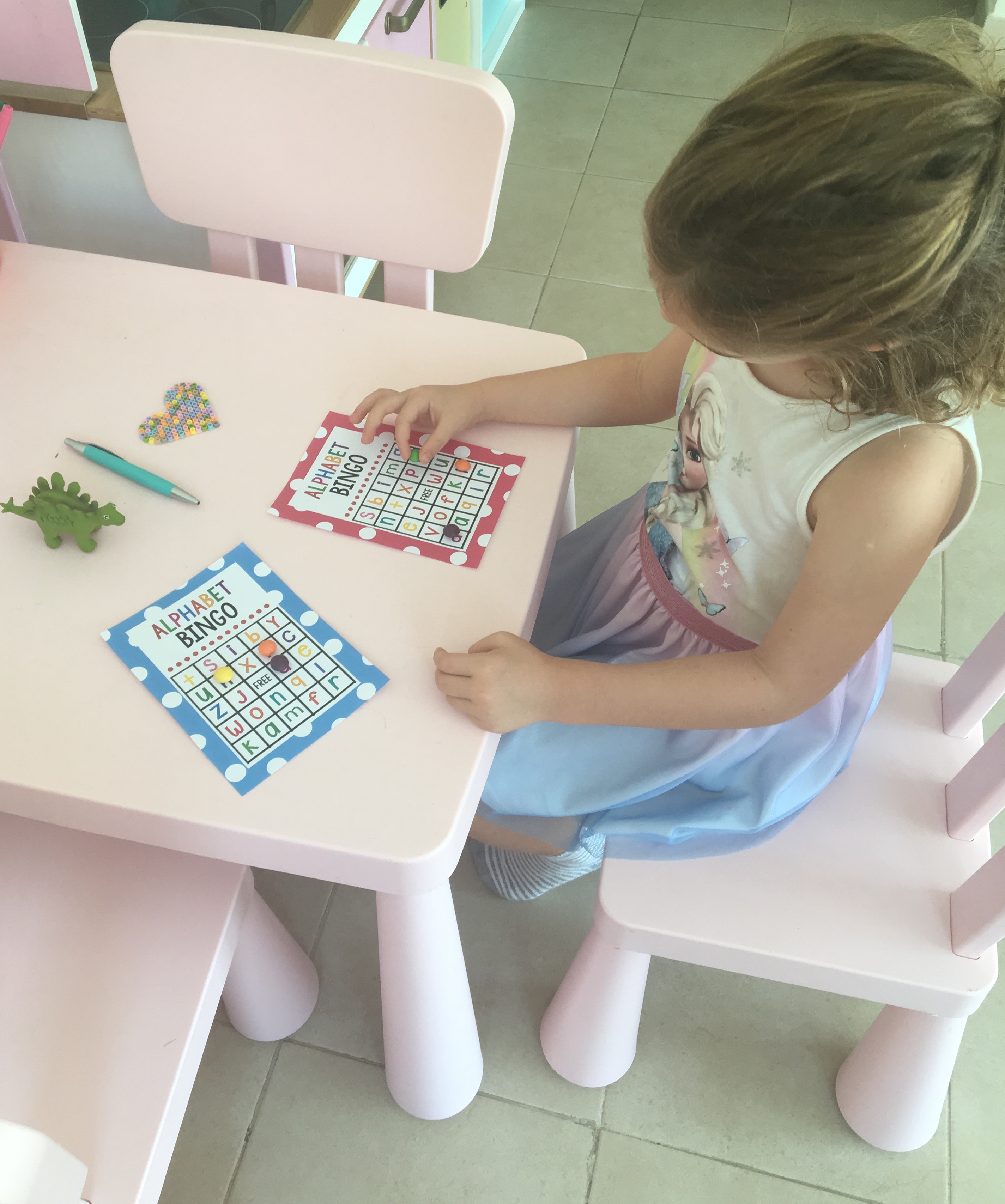 alphabet bingo using initial sounds in bingo boxes and items from home